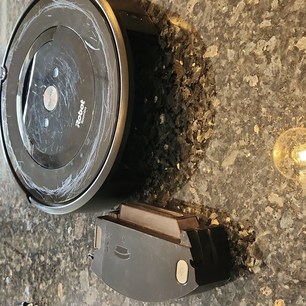 Roomba e5 Robot Vacuum - Picture 5 of 7